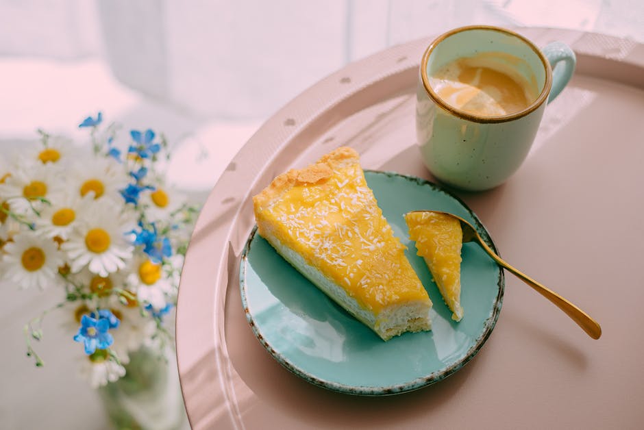 Kuchen aus der Backform nehmen