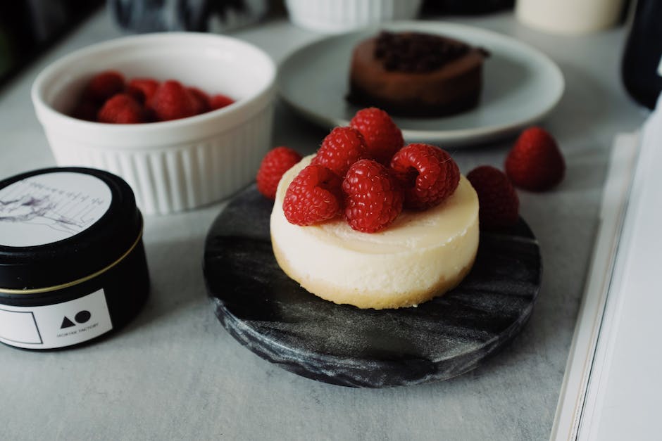 Wie man Käsekuchen aus einer Form löst